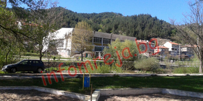 Борисов обеща пари за закрития плувен басейн на среща с Камбитов