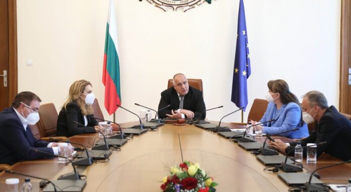 Борисов: Разпореждам спирането на имунизацията с ваксината на „Астра Зенека“