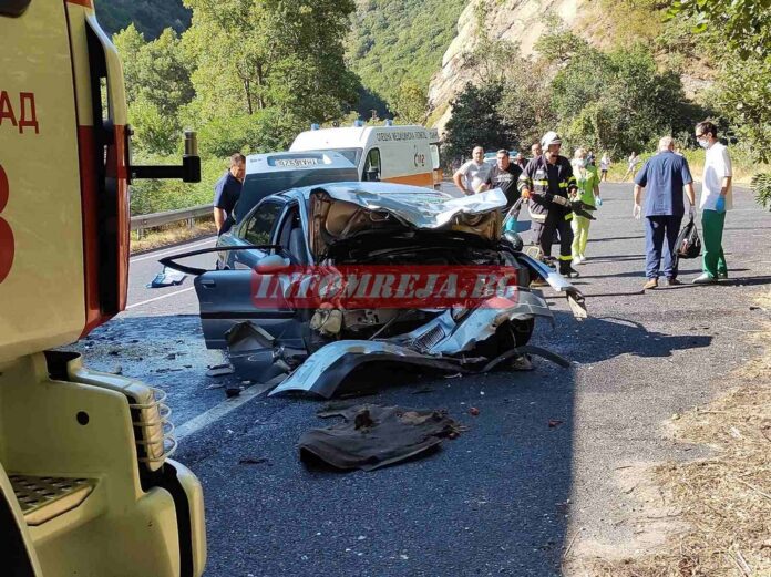 Борят се за живота на жената