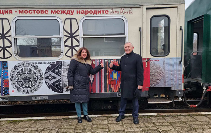Брандираха вагон от теснолинейката с фолклорни мотиви от цял свят