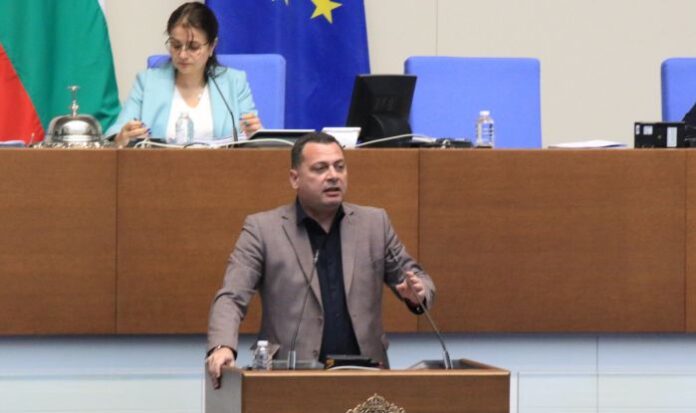 БСП: Абсурд! ГЕРБ протестира срещу ГЕРБ за мигрантите