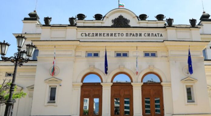 БСП и ДБ решават дали да подкрепят проектокабинета на „Има такъв народ“