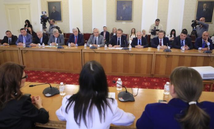 БСП на срещата с Мария Габриел: Няма да подкрепим правителство на всяка цена