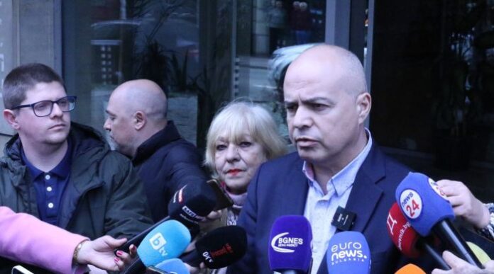 БСП виждат химикалката на Пеевски върху коалиционното споразумение