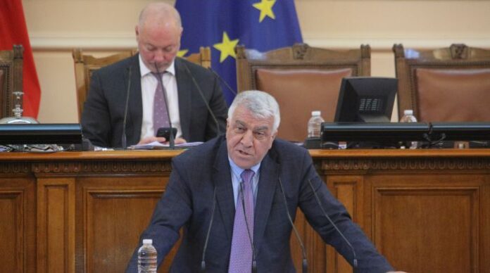 БСП вика премиера да обясни какво прави министъра на отбраната в Украйна