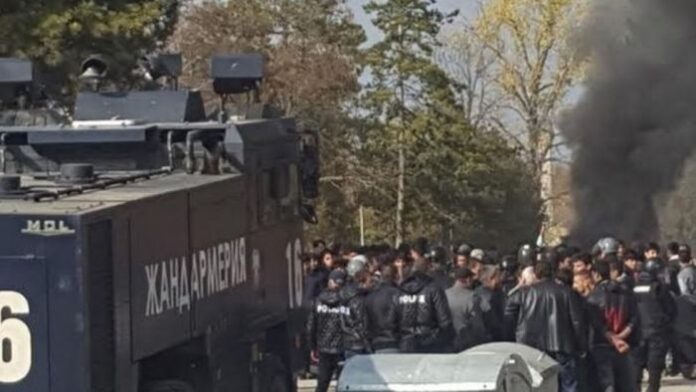 Бунт и огън в бежанския център в Харманли