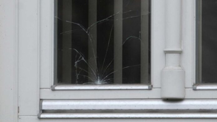 Бурен вятър изпочупи стъклата на гимназия в Сопот