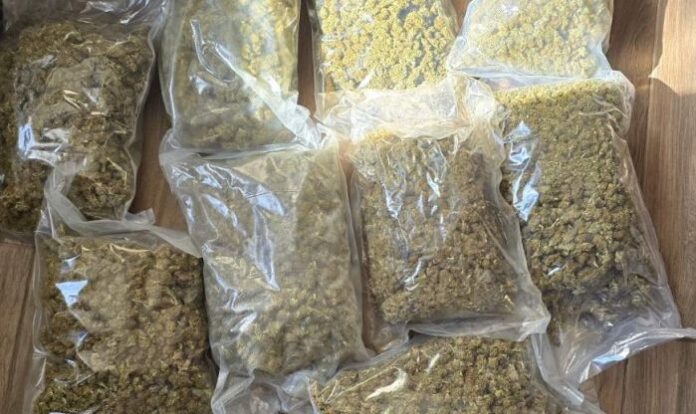 Бургаски полицаи задържаха мъж за наркотици и незаконно оръжие