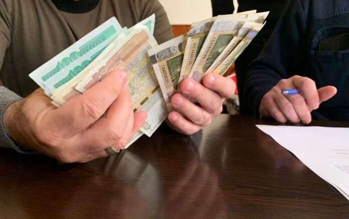 Бургазлия върна на собственика им 3 500 лева