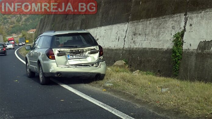 Бус удари автомобил на Е-79 край Железница