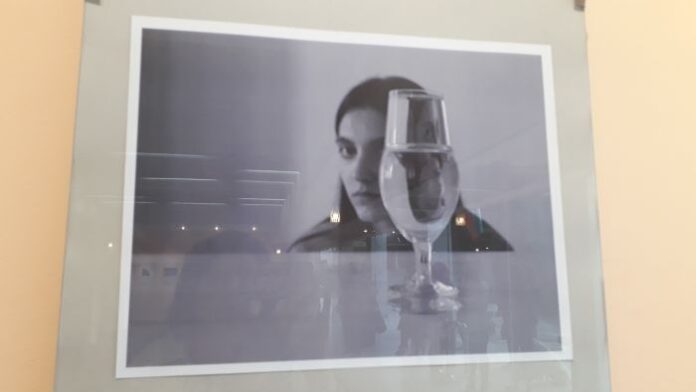 Бъдеща юристка превърна с телефона си контрастите в естетическа категория