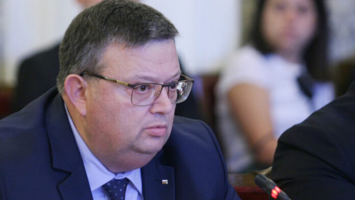 Цацаров поиска временно отстраняване на прокурор от Благоевград