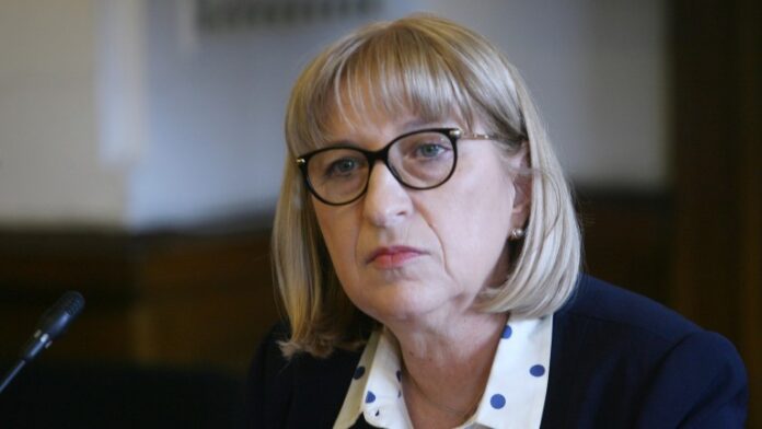 Цецка Цачева подава оставка заради евтиния апартамент