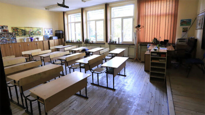Част от учениците в София и област Бургас ще учат онлайн от понеделник