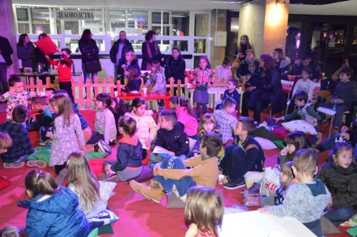 „Часът на приказния разказвач“ отново донесе вълшебство на децата на Благоевград