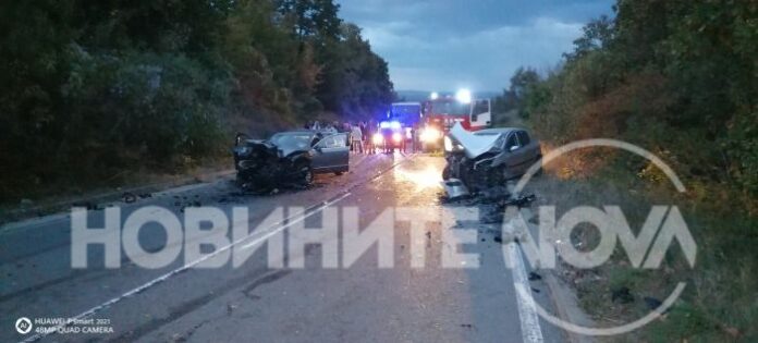 Челна катастрофа между два автомобила