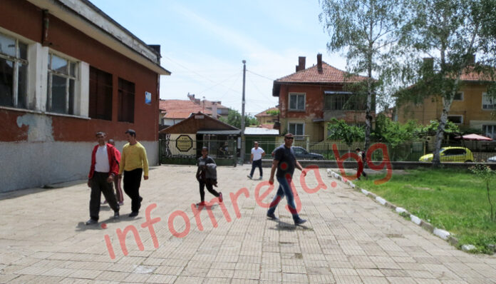 Червен “Форд” извозва избиратели от ромските махали в Дупница