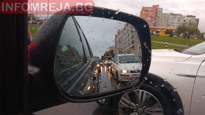 Червен код за валежи в осем области във вторник