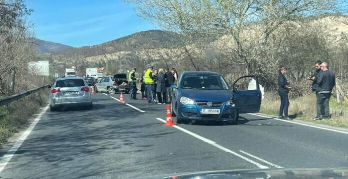 Четири коли се удариха на пътя Симитли - Кресна