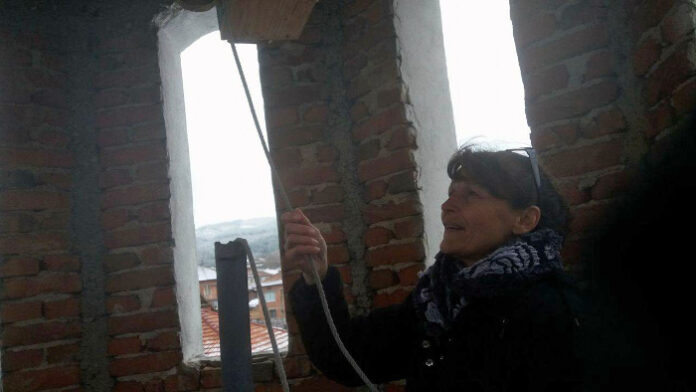 Чевръстата кметица на Балдево Илиана Гюрнева би църковната камбана за Коледа и събра цяло село на празник