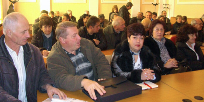 Чистят и обновяват гробищните паркове