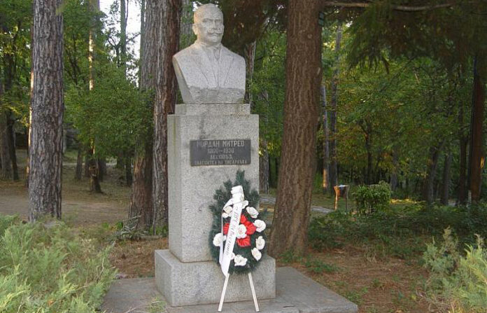 Чистят паметника на Йордан Митрев в Хисарлъка