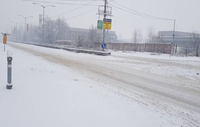 Цялата налична техника почиства и опесъчава пътищата в община Кюстендил