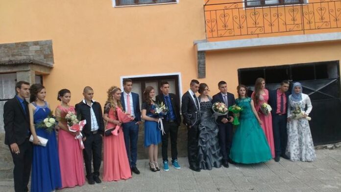 Цялото село Рибново изпрати прекрасните си абитуриенти от  випуск 2016