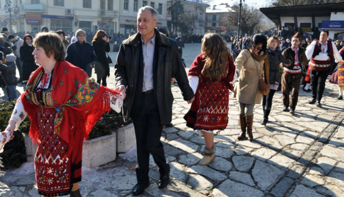 Цветан Цветанов се включи в гоненето на злите духове в Разлог