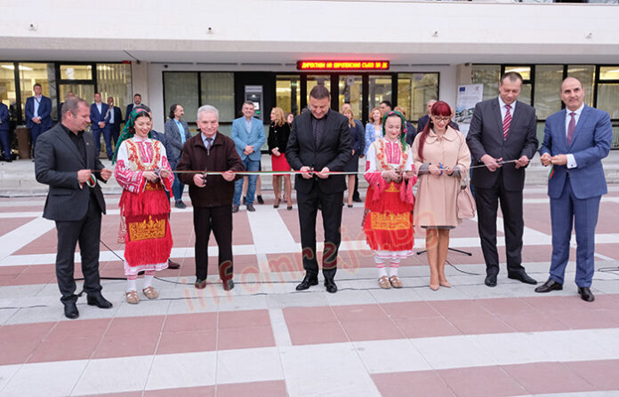 Цветанов държа лентата