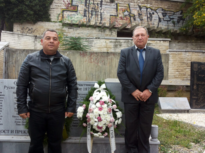 Цветя на паметната плоча пред Дома на техниката по случай празника на Дупница