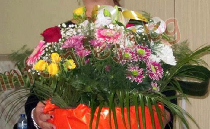 Цветя за осиновената плоча на ген. Георги Тодоров от СОУ „Св. П. Хилендарски“ - Дупница