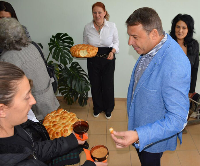 Д-р Атанас Камбитов поздрави потребителите на Дома за стари хора в „Струмско“ по повод патронния празник на институцията