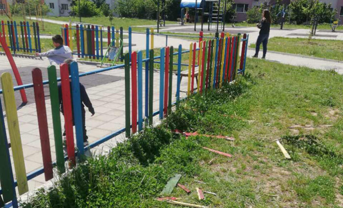 Да посегнеш на кът за детска игра! Вандали отново рушиха площадки в Благоевград