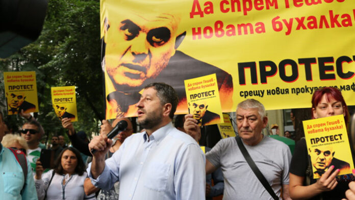 „Да спрем Гешев – новата бухалка“ скандират на протест пред ВСС