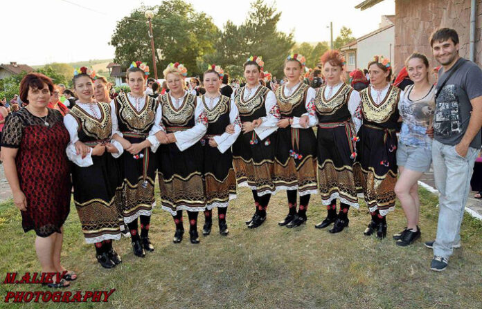 Дамите от ГЕРБ-Бобов дол дариха стотици книги на НЧ 