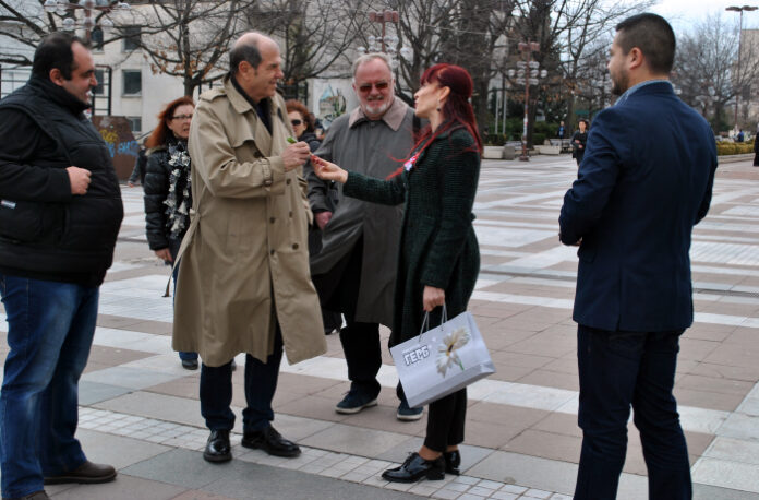 Даниела Савеклиева връчи мартеница на Тома Томов от БСП в духа на толерантността