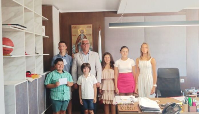 Даровитите деца на Дупница с финансов стимул от кмета