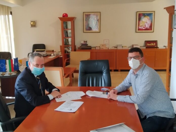 Даваме пари по проект на северномакедонците