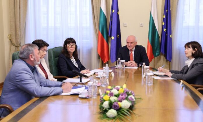 Дават възможност бебетата да бъдат ваксинирани по-рано срещу коклюш