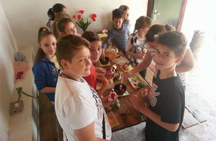 Деца боядисваха великденски яйца в Таваличево