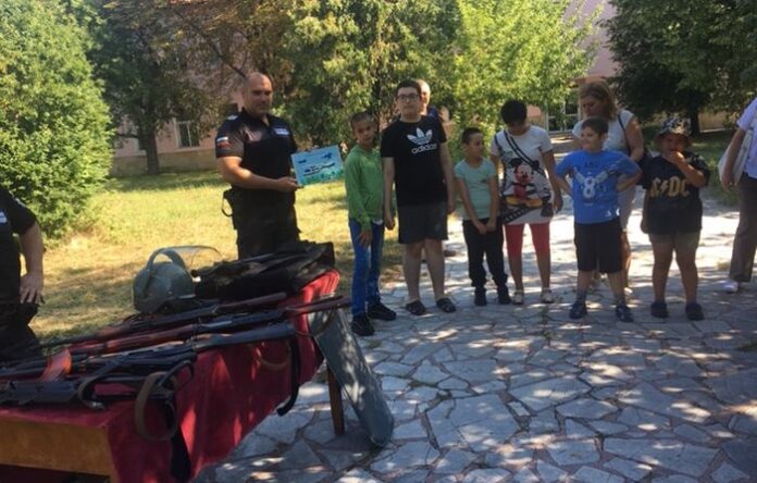 Деца гостуваха на Регионалната дирекция „Гранична полиция“ в Кюстендил