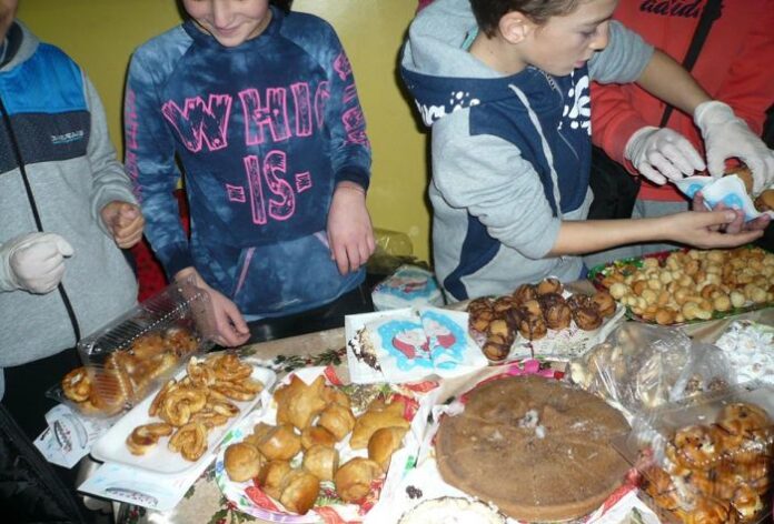 Деца и родители продават сладки и солени изкушения на благотворителен базар в ОУ „Проф. Марин Дринов“