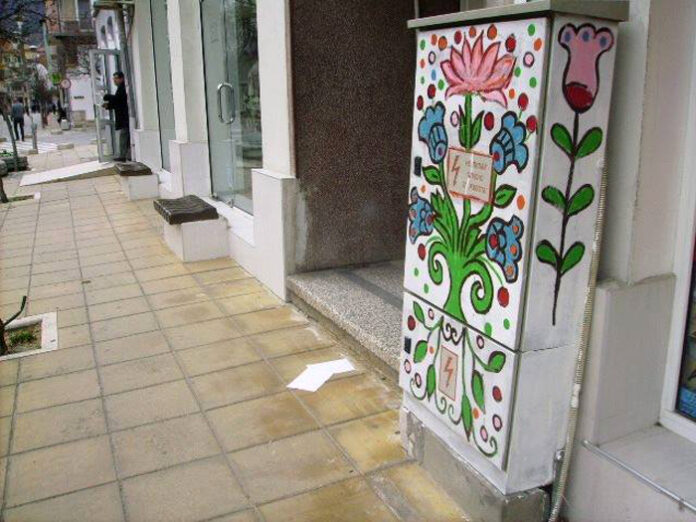 Деца и учители превърнаха в цветна градина главната улица в Гоце Делчев