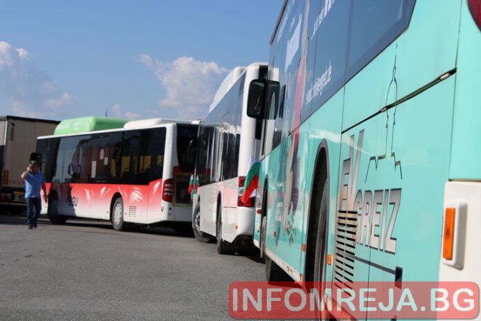 Деца изпотрошиха с камъни градски автобуси в Добрич