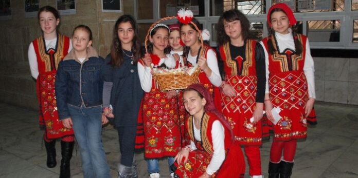 Деца изработиха двуметрова мартеница за Общината