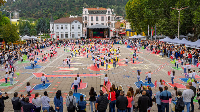 Деца изтъкаха „плодородна шевица“ на пл. „Велбъжд“ в Кюстендил