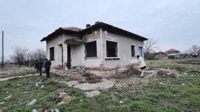 Деца нападнаха и биха жестоко майка и дъщеря ѝ със слухови увреждания