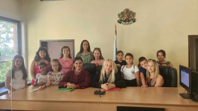 Деца от ЦОП посетиха Районен съд – Дупница и влязоха в ролите на съдия и прокурор
