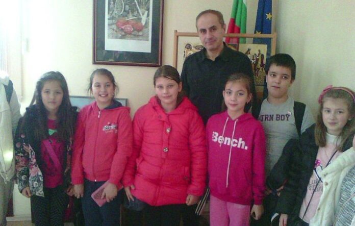 Деца от ОДК закичиха с мартеници кмета на Кюстендил Петър Паунов и общински служители